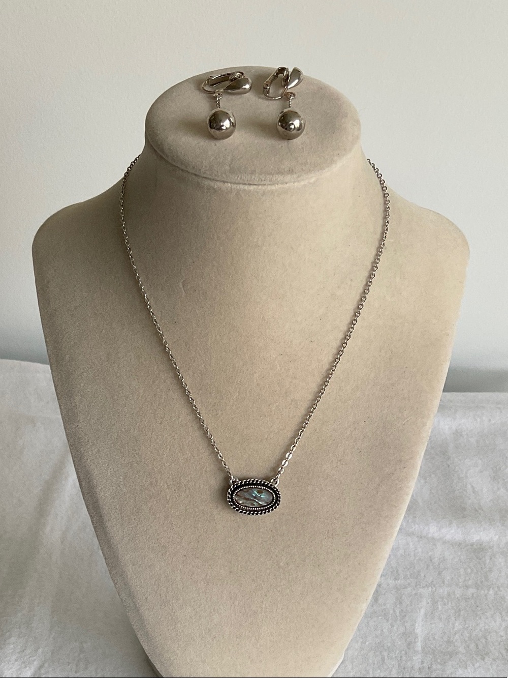 Sarah Coventry Necklace and Matching Clip On Earrings